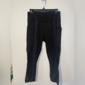 Size Medium Avia black capri leggings